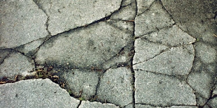 How To Fill Asphalt Cracks Before Sealing?
