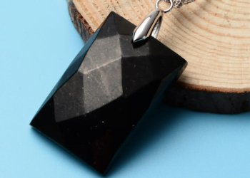 10 Simple and Lightweight Necklace Pieces That are Perfect for Work