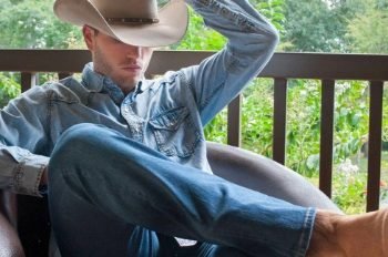 Wear your cowboy hat correctly to look stylish – Crucial tips on wearing the cowboy hat