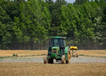 Business / Agriculture and Forestry:  Combines and Tractors Maintenance Information and Technical Manuals