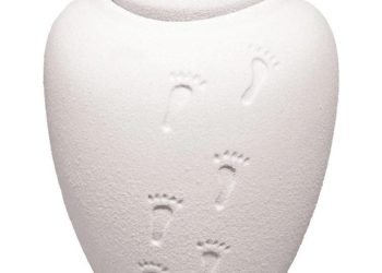 Reasons to Place a Loved One’s Remains Into Multiple Urns