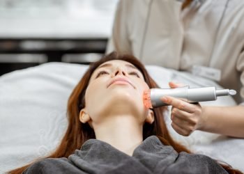 What Is the Difference Between Medical Facials & Spa Facials