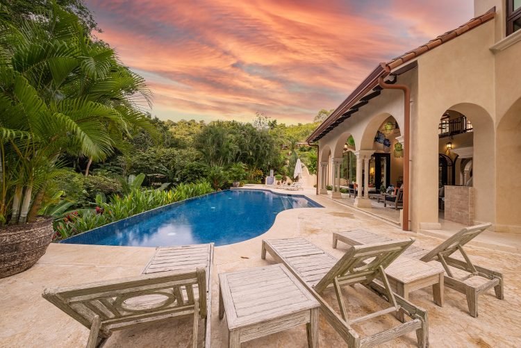 What makes Costa Rica an ideal destination for luxury vacation?