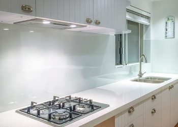 The Advantages of Glass Splashbacks over Tiles in a Kitchen