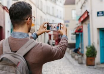 How to Use Your Phone When Traveling Internationally