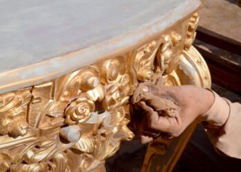 The method of polishing wood carvings