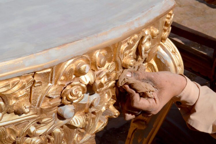 The method of polishing wood carvings