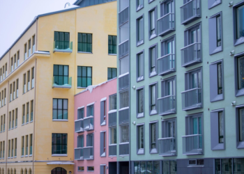 Why Solar Panels Are a Smart Choice for Both Bungalows and Tall Houses