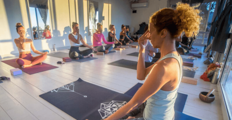 How to choose the right yoga teacher training for you