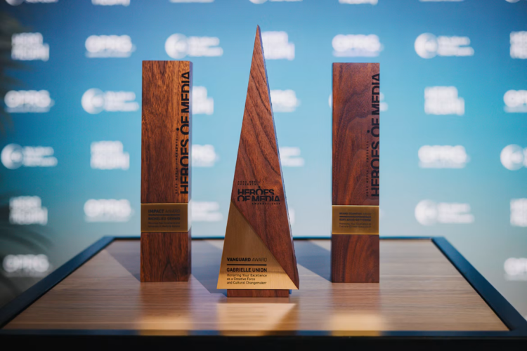 How to Choose the Perfect Corporate Award for Employee Recognition